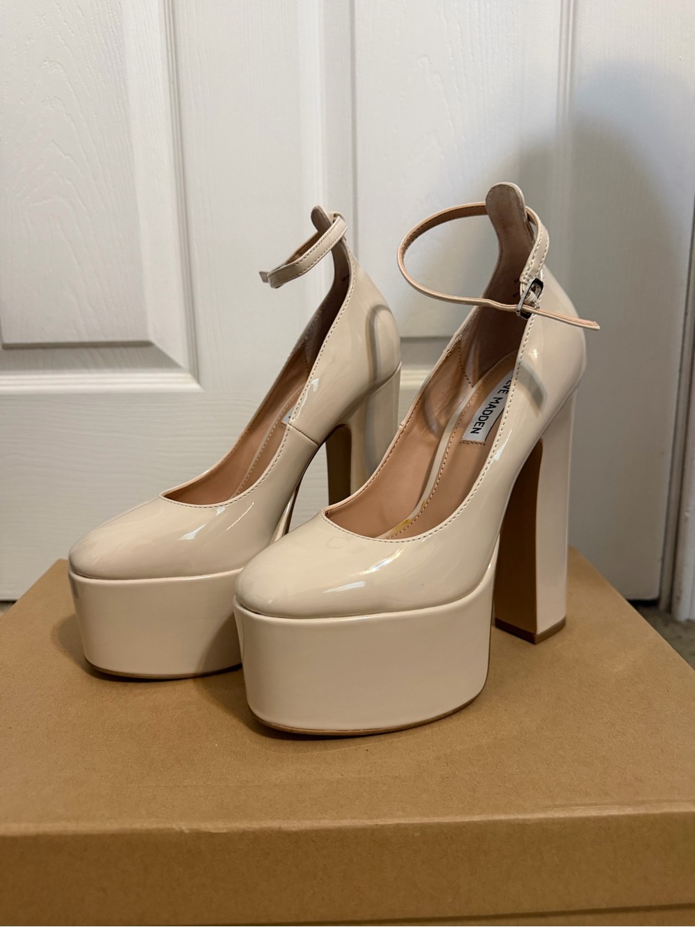 Steve Madden Skyrise Platform Pump, Size 5, Bone Patent - Picture 3 of 6